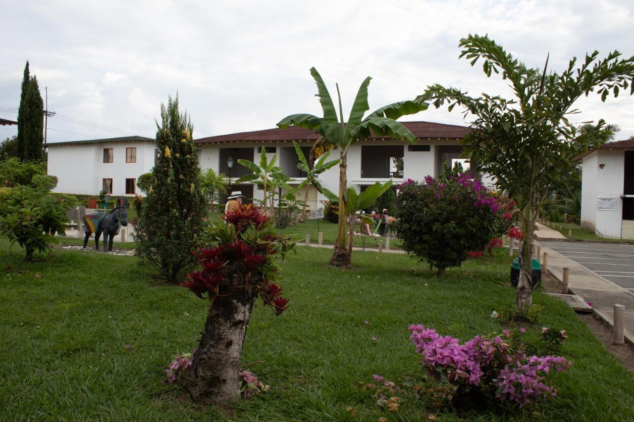 Hotel Las Aldeas Montenegro Exterior photo